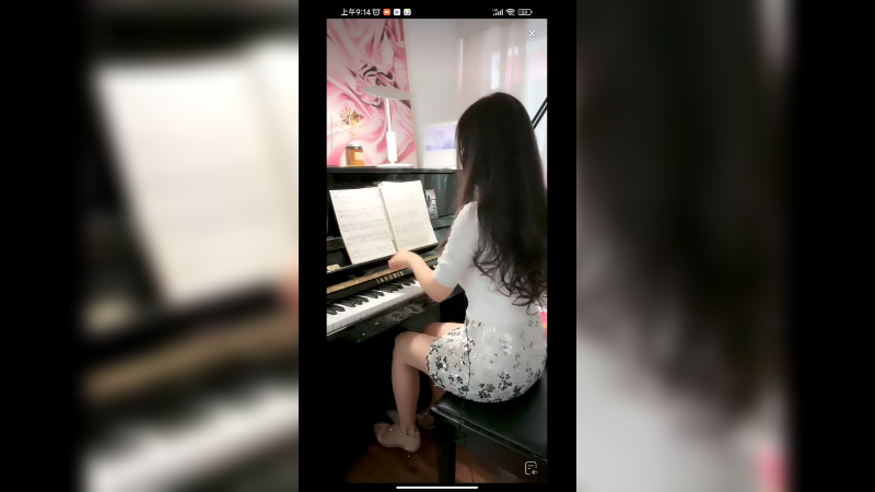 美女小姐姐弹琴很好听，背影好看