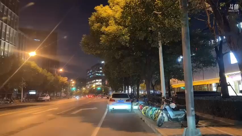 【2023-01-03 17点场】黑人毅：接雨毛吃个饭，晚点拍短视频