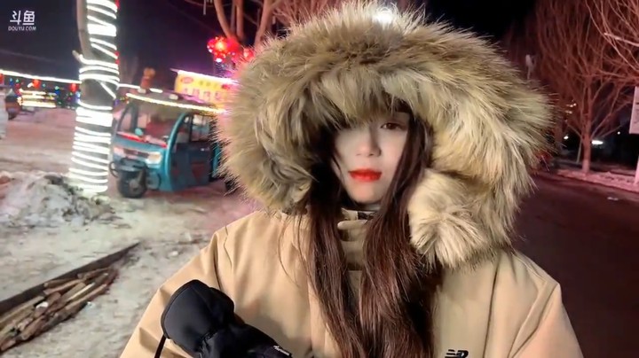 博哥和美女杏子在东北卖雪梨吃，杏子很可爱啊