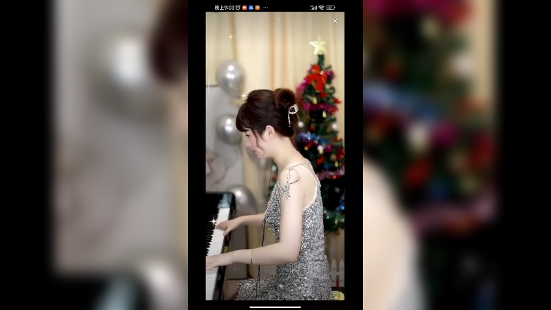 美女小姐姐穿闪闪发光的衣服弹琴真好看