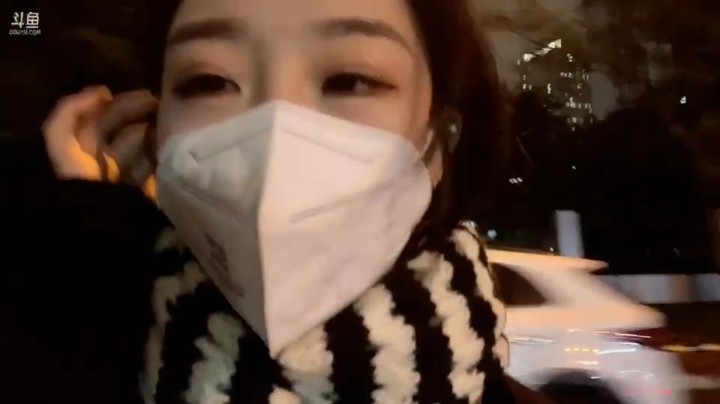 百百美女在海南坐车游玩真快乐啊