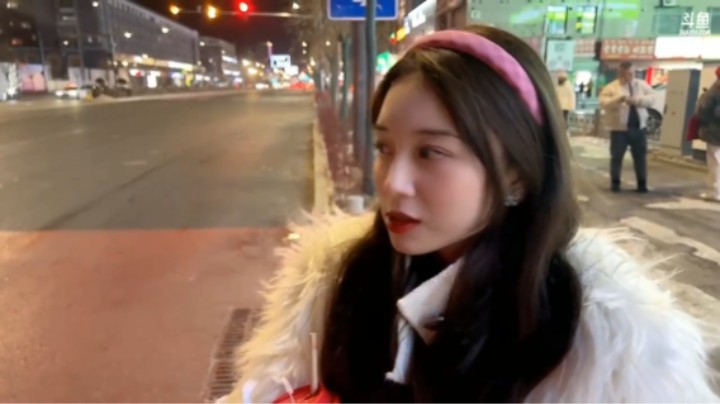 博哥和女友杏子在延吉游玩，还帮忙拍照