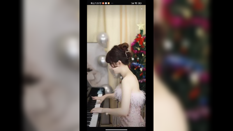 美女小姐姐弹琴很好听，今天衣服好看