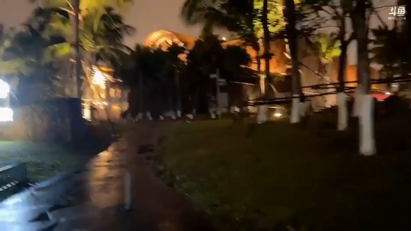 百百美女在海口一个人逛街游玩，说三亚没什么好玩的