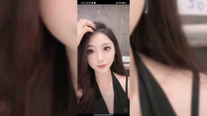 美女车模叶子在车展后台聊天吃饭，真好看啊