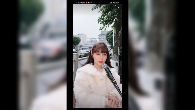 美女小姐姐在四川达州户外唱歌，好看啊