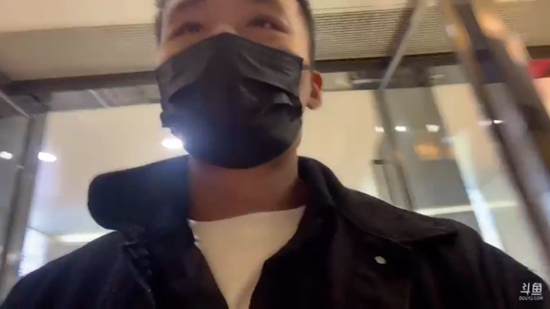 【2023-01-03 21点场】黑人毅：接雨毛吃个饭，晚点拍短视频