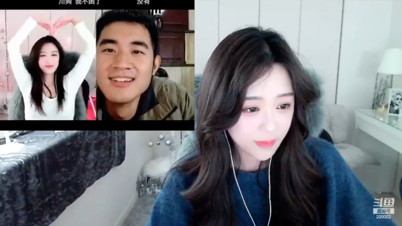 美女看自己和别人直播连麦视频，有意思啊