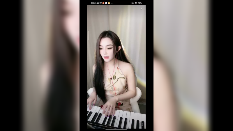 美女小姐姐自弹自唱流行歌曲好听啊，治愈系歌手