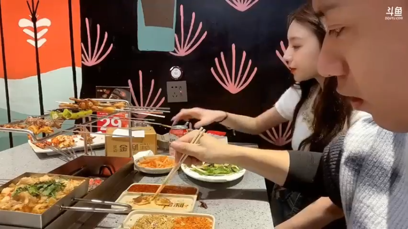 博哥和女朋友杏子吃完饭真是快乐，吃的爽啊