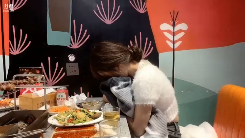 博哥和美女丹丹喝啤酒，丹丹不想认怂，说我还可以