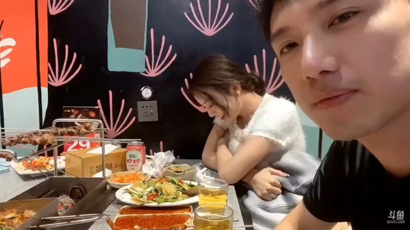 博哥和美女丹丹比赛喝酒，两个人都嘴硬，不想认怂 啊