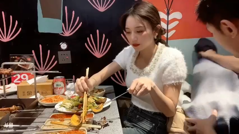 博哥和美女杏子在吃饭的时候来了个男水友，大家一起吃好