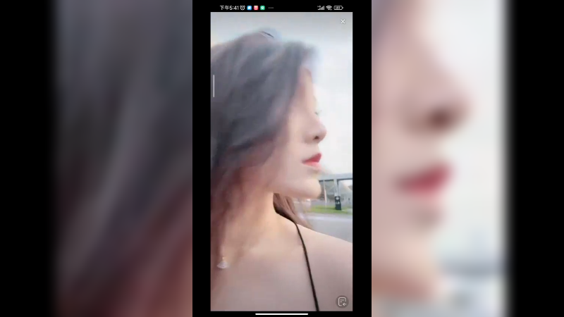 美女车模下班了，一个人回家 啊