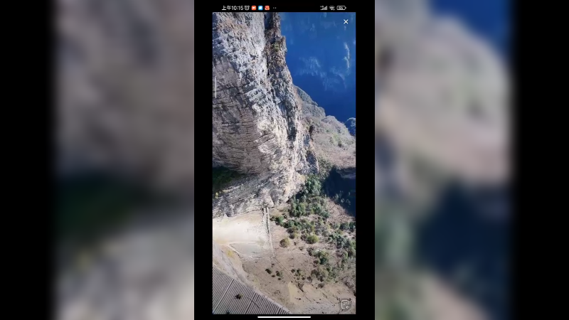 在张家界玻璃桥上看天门山的后面风景