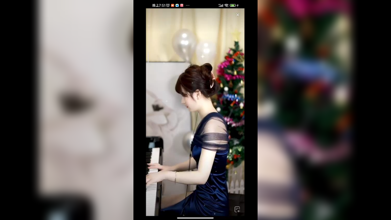 美女小姐姐弹琴好听，好可爱啊