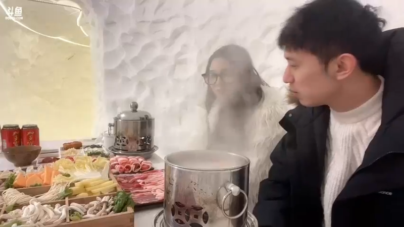 博哥和女友丹丹一起吃丰盛火锅，真是快乐啊
