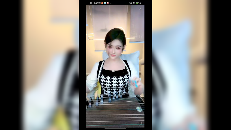 美女弹古筝真好听，手法熟练