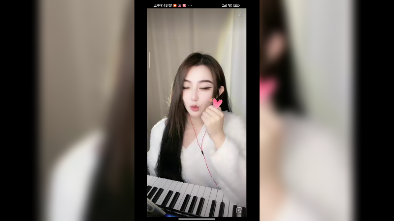 美女聊读书时候的故事很有意思啊