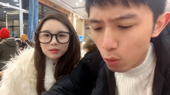 博哥和女朋友丹丹去饭店吃饭，美女先拍照