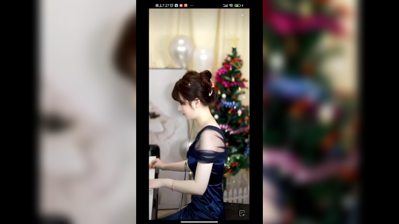 美女小姐姐弹琴很好听，侧面好看啊