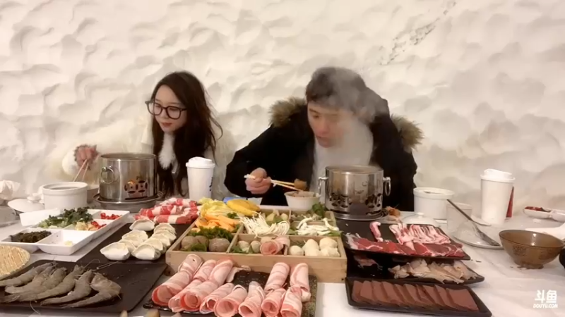 博哥和女朋友丹丹吃火锅，一个人一个火锅真是快乐