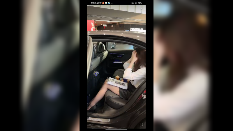 美女在车上聊天真好看啊