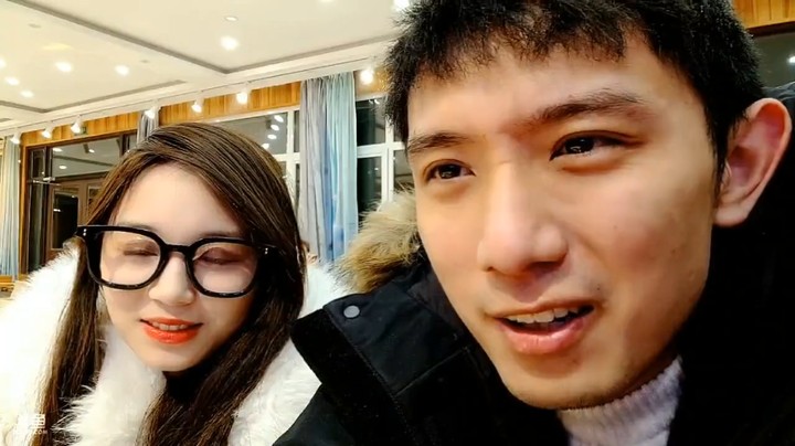 博哥和大家聊天准备明天玩什么节目，很多人想看温泉和漂流