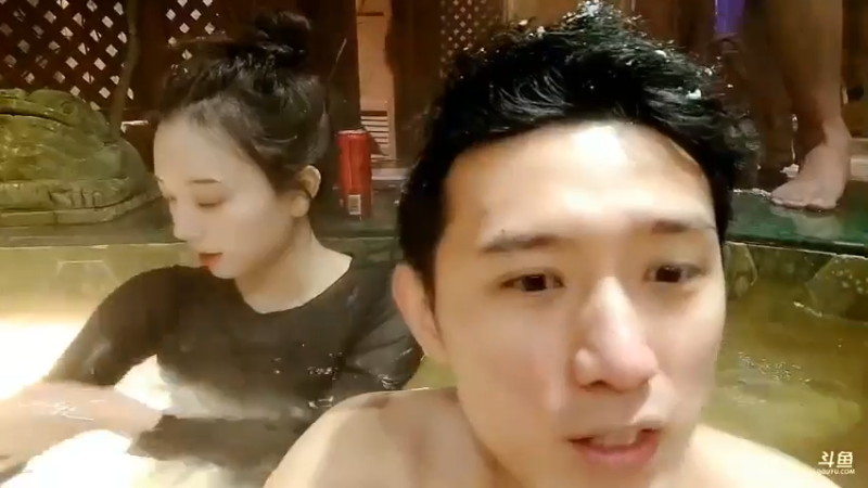 博哥和美女丹丹泡温泉，发现很多小朋友啊