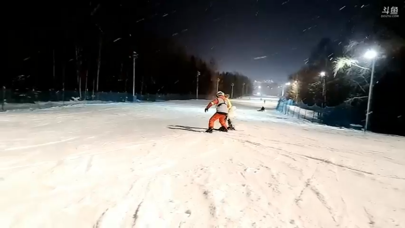 博哥和美女丹丹终于滑雪结束了，大家说博哥害丹丹摔跤了