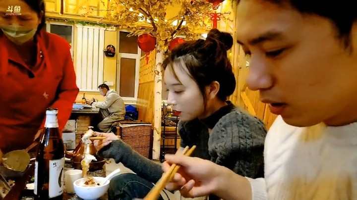 博哥和美女丹丹泡温泉后开始吃饭大快朵颐了