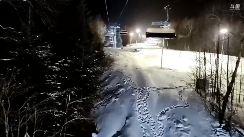 博哥和女友丹丹去长白山滑雪坐缆车，这雪很大啊