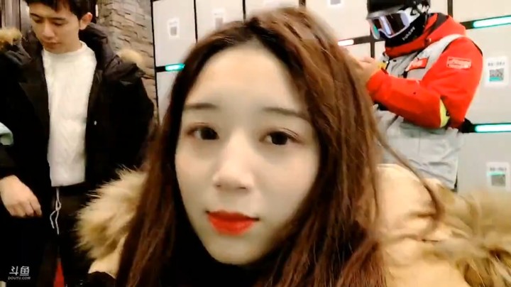 滑雪后丹丹和大家聊天，开心啊