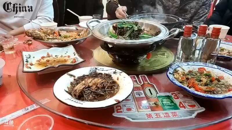肖哥和大家吃完饭，吃的很丰盛，快乐啊