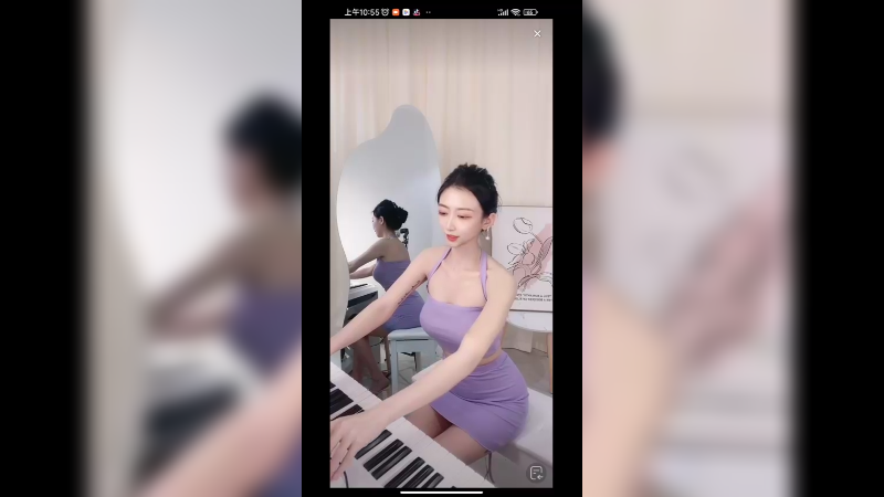 美女弹琴很好听，说话很好听