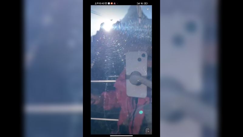 在张家界风景区坐缆车看风景很快乐