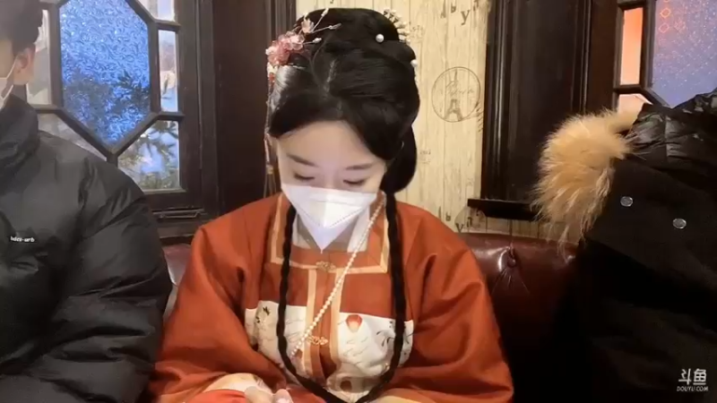 美女在苏州听戏