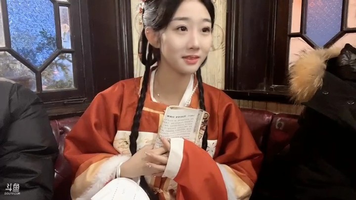 百百美女去苏州听唱戏，不看字幕都听不懂，有意思啊