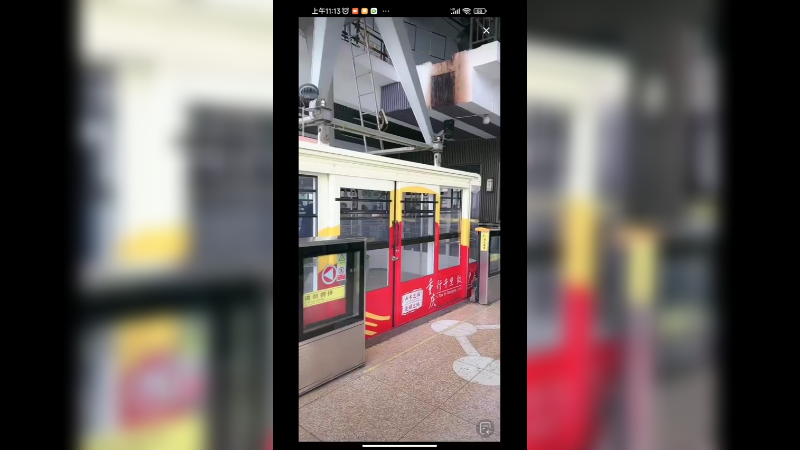 在重庆坐长江索道，人很多啊