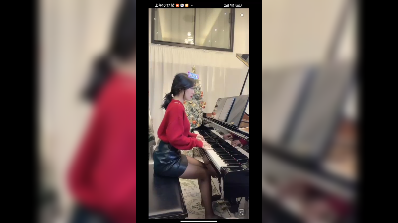 美女小姐姐弹琴真好听，红色衣服好美啊