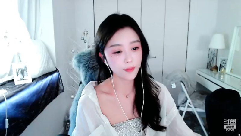 美女小姐姐唱歌很好听啊