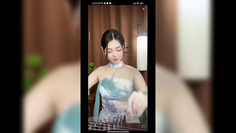 美女小姐姐弹奏古筝很好听，好可爱啊