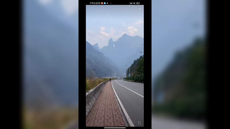 在山下马路上看张家界的天门山，犹如针孔