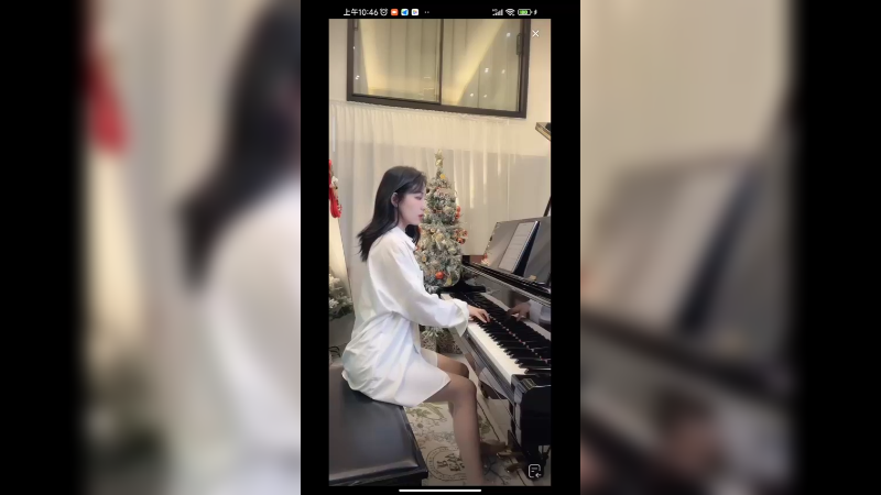 美女在家弹琴真好听，今天好优雅 啊