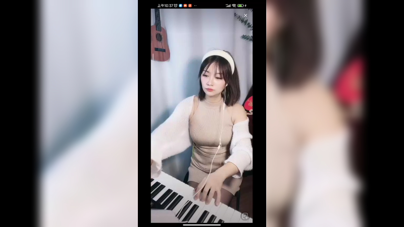 美女弹琴，动作很美，非常好看