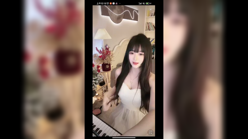 美女在家弹琴很好听，很可爱