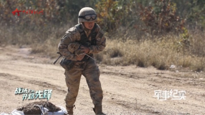 惊险刺激！抱着点燃的炸药包执行爆破任务是什么感觉