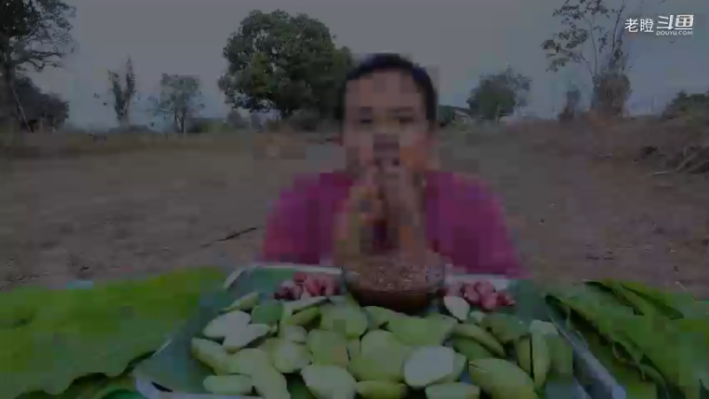 泰国小黑哥哈格纳吃芒果仔切片蘸酱