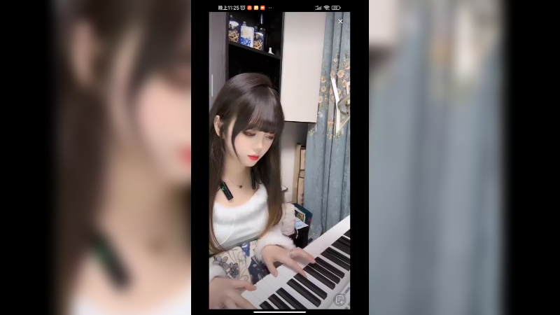 可爱的美女在家弹琴，好认真的