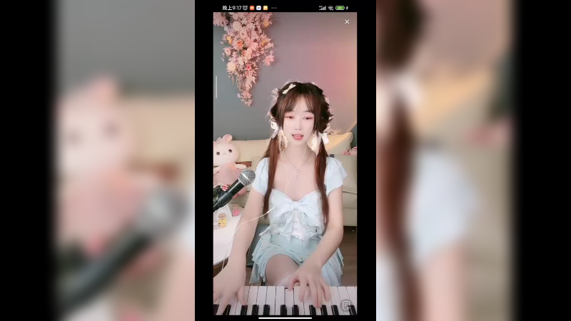 美女小姐姐在长沙弹琴真好听，好可爱啊